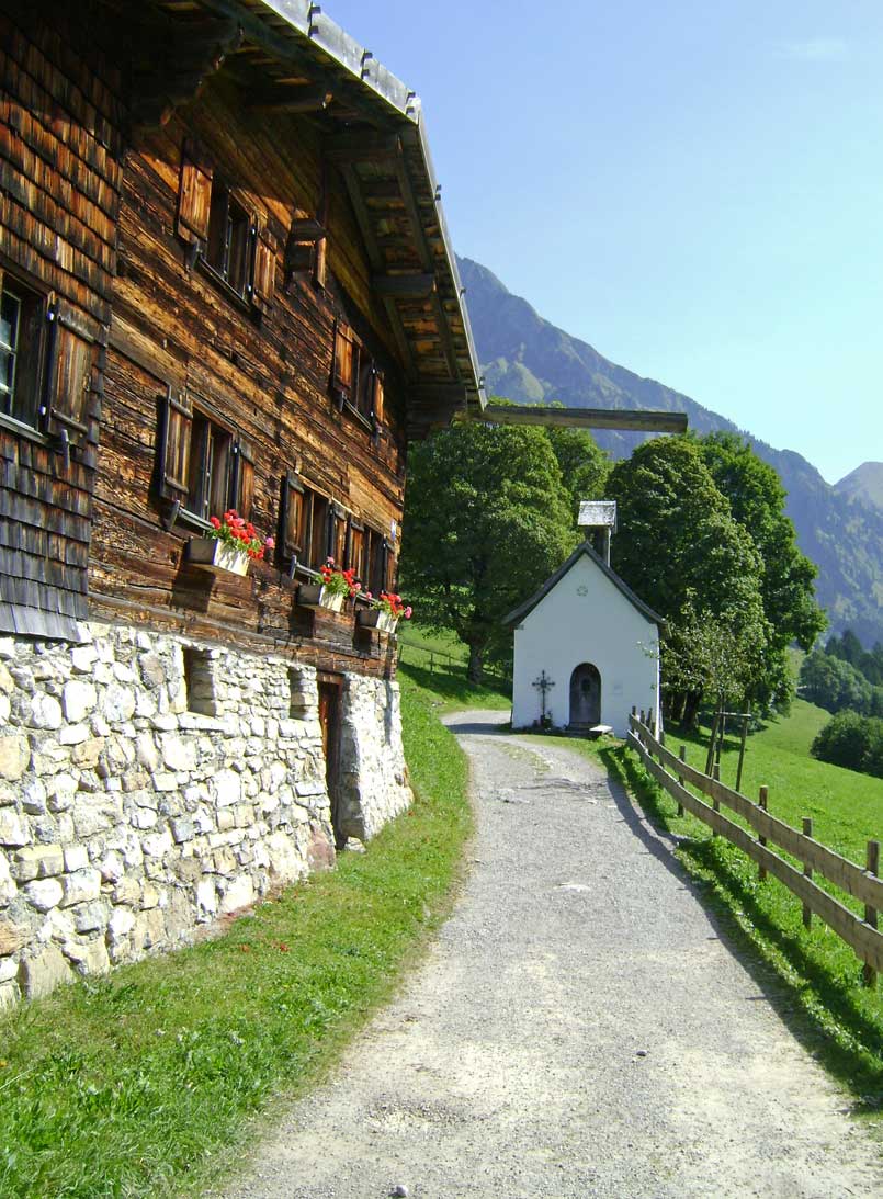 Almhütte mit kleiner Kapelle