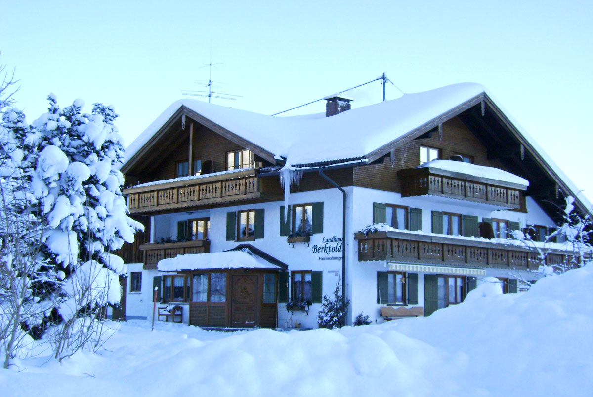 Winteransicht Landhaus Berktold Obermaiselstein im Allgäu