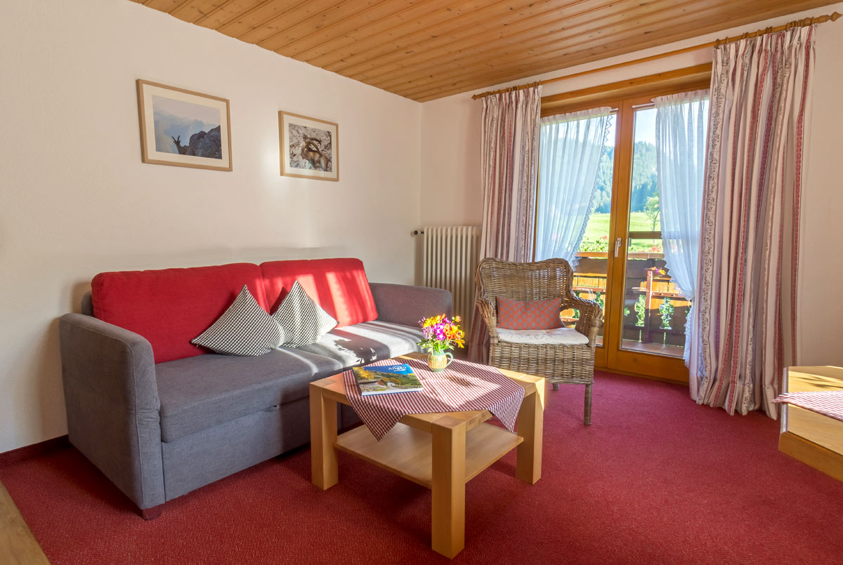 Helles Wohnzimmer mit Balkon | Fewo Nebelhorn