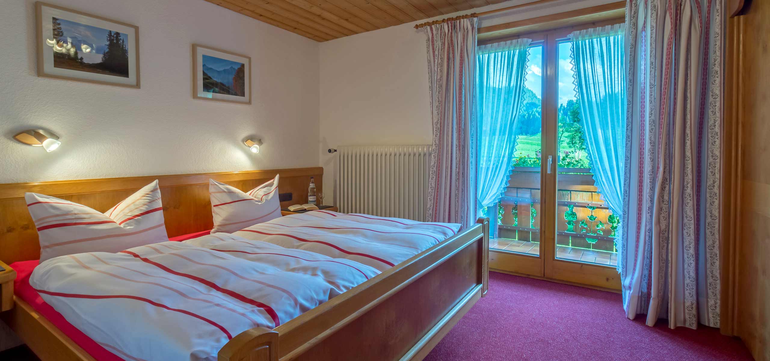 Schlafzimmer mit Balkonzugang