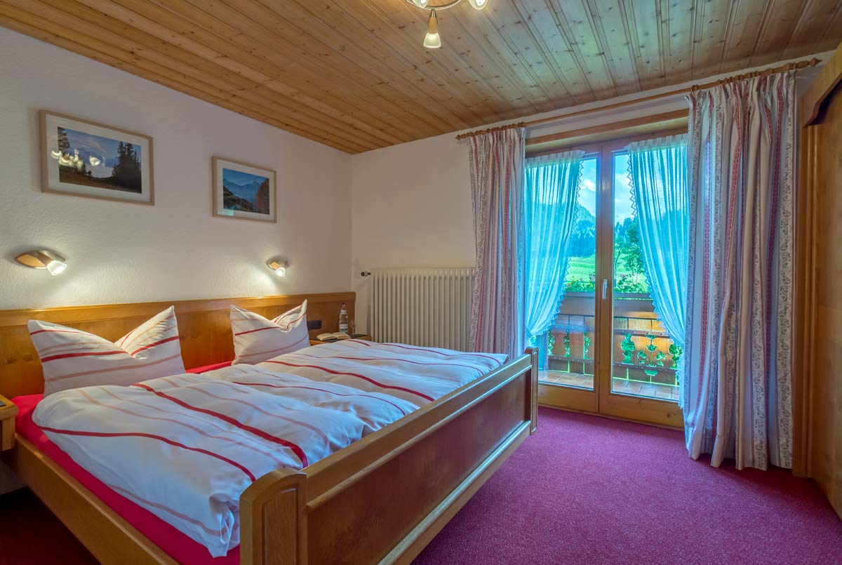 Schlafzimmer mit Balkon | Fewo Nebelhorn