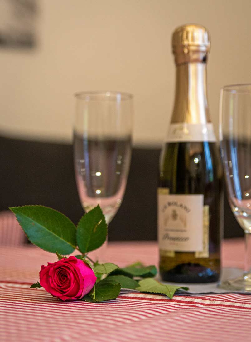 Gemütlicher Abend mit einem Glas Sekt