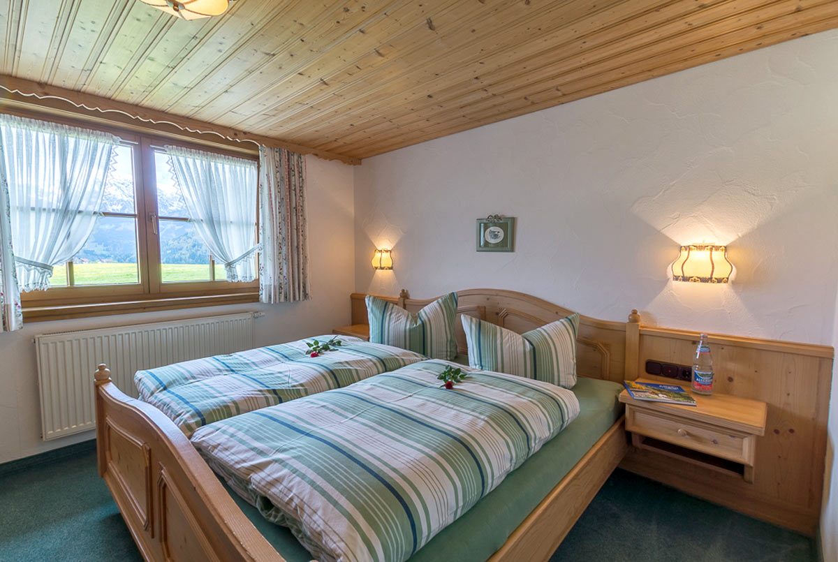 Helles Schlafzimmer mit Doppelbett | Fewo Rubihorn
