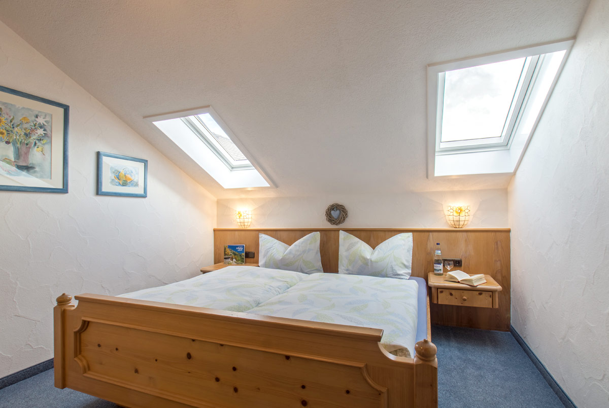 Helles Schlafzimmer mit Doppelbett | Fewo Wannenkopf