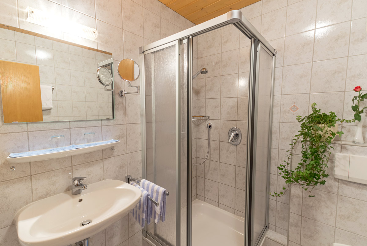 Badezimmer mit Dusche | Fewo Wannenkopf