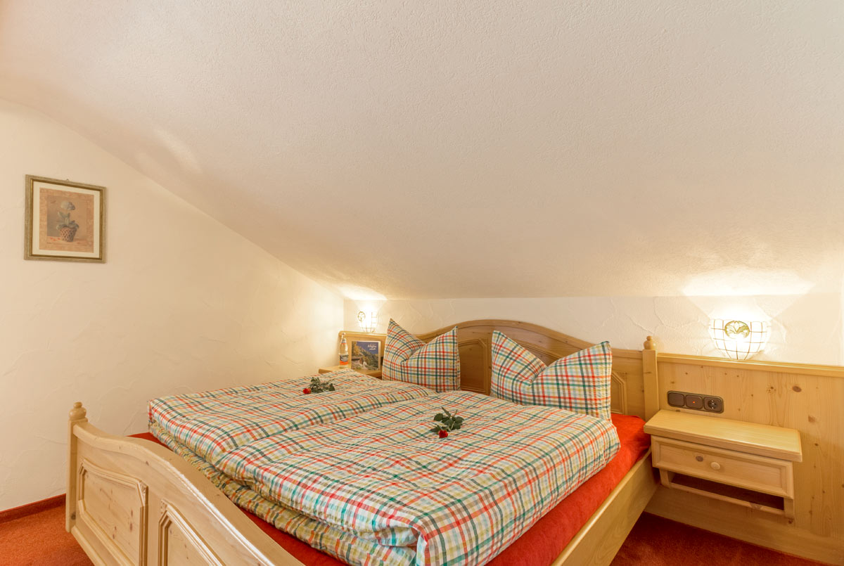 Schlafzimmer mit Doppelbett