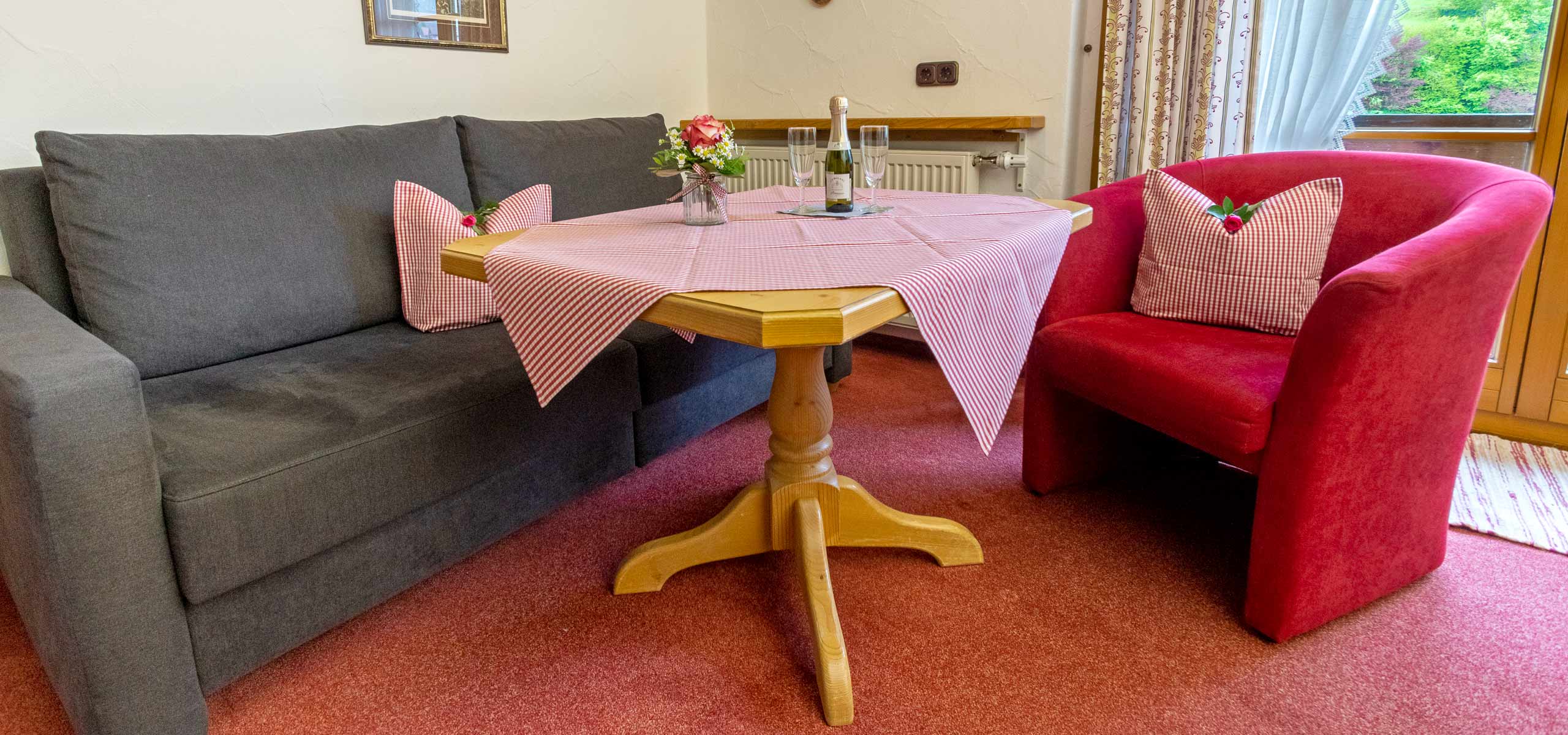Wohnzimmer mit Sofa und Sessel