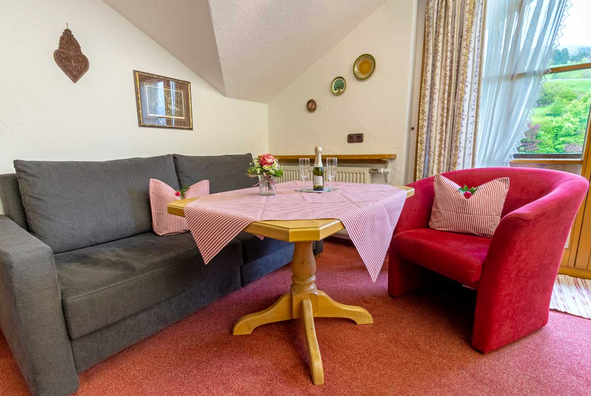 Wohnzimmer mit Balkon | Fewo Weiherkopf 