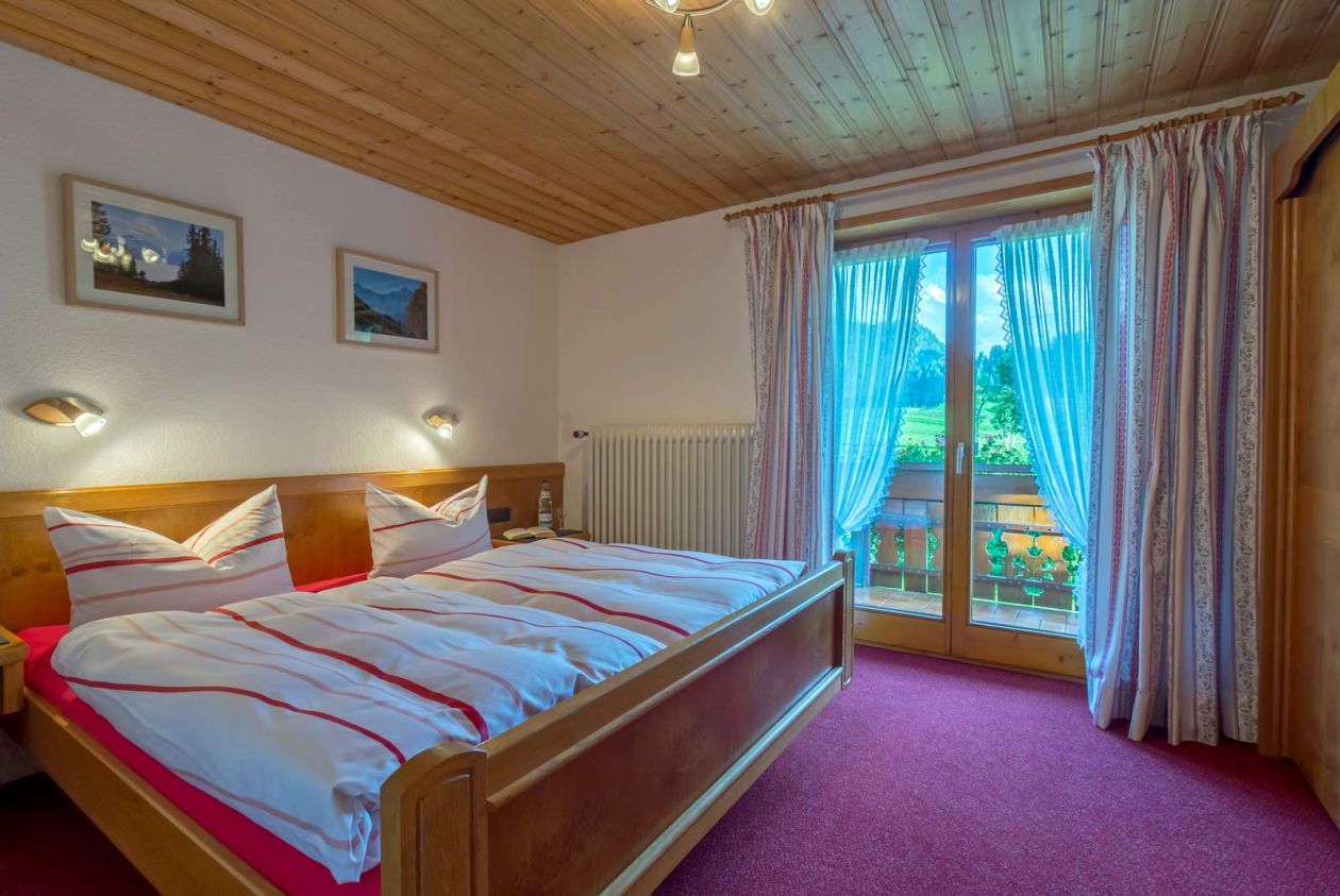 Schlafzimmer mit Balkon | Fewo Nebelhorn